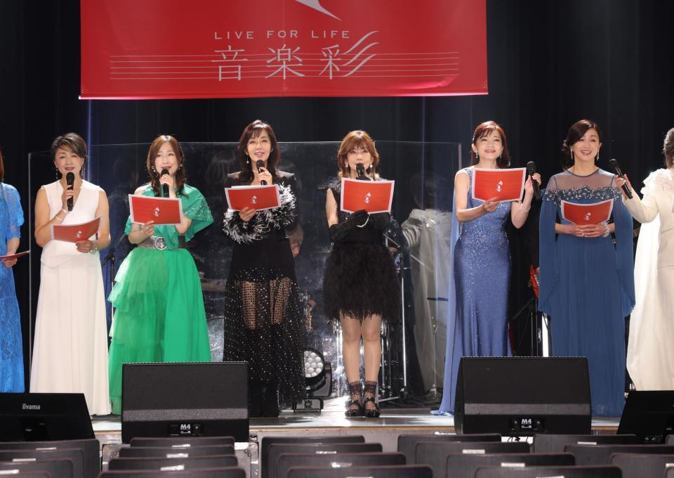 　「アメイジング・グレイス」を歌う（左から）香坂みゆき、森口博子、早見優、松本伊代、島田歌穂、酒井法子（撮影・西岡正）
