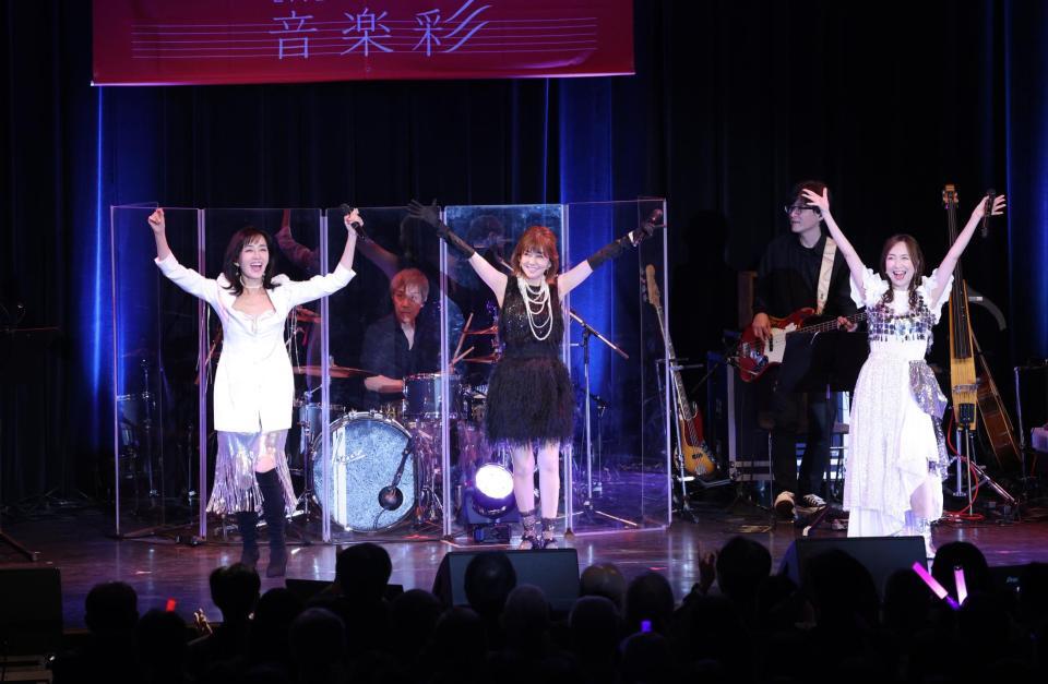 　３人でポーズを決める（左から）早見優、松本伊代、森口博子（撮影・西岡正）