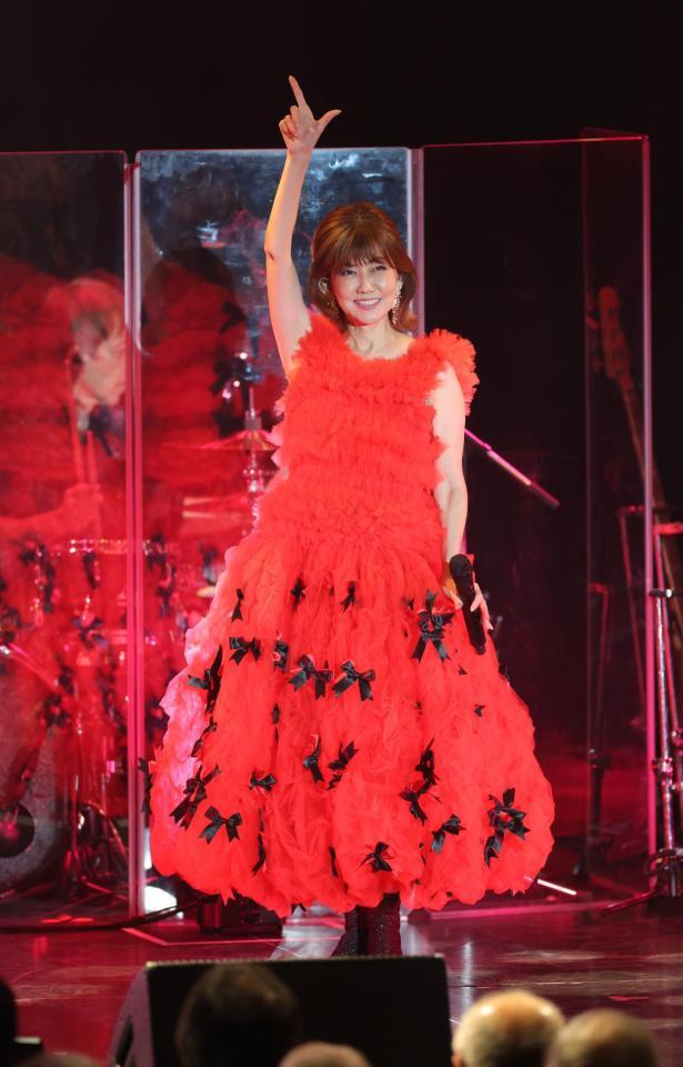 　「センチメンタル・ジャーニー」を熱唱する松本伊代（撮影・西岡正）