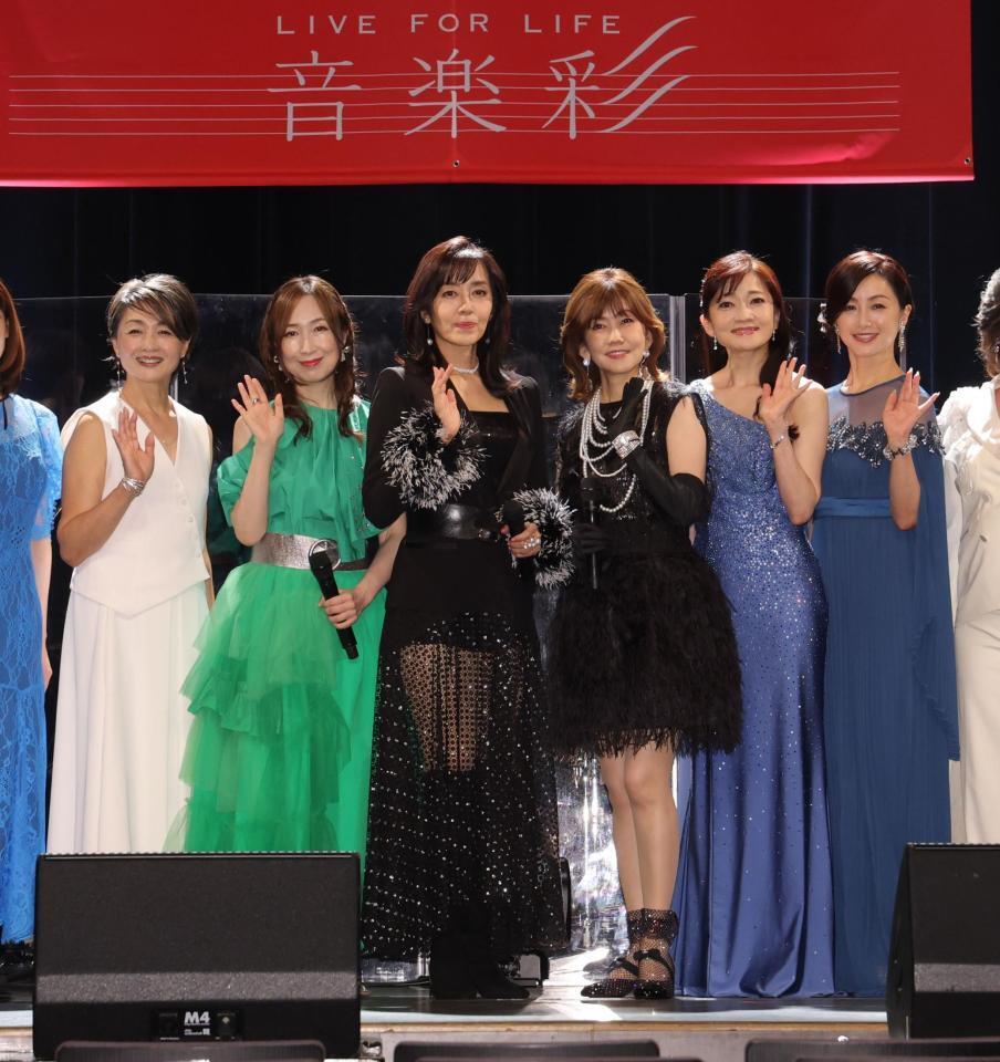 　笑顔で手を振る（左から）香坂みゆき、森口博子、早見優、松本伊代、島田歌穂、酒井法子（撮影・西岡正）