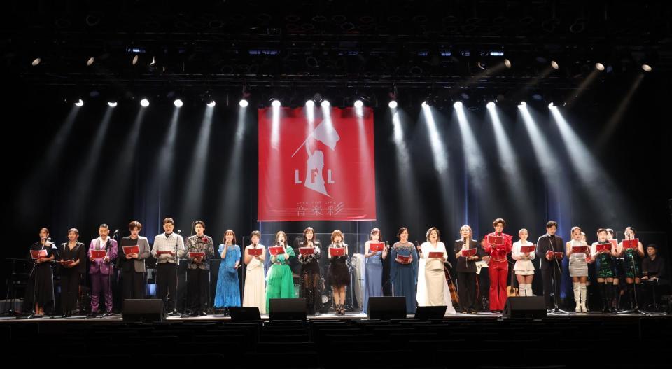 　アメイジング・フレイスを歌うアーティストら（撮影・西岡正）