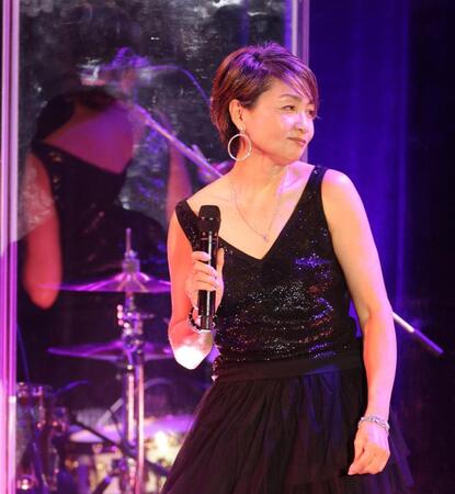 　歌い上げる香坂みゆき（撮影・西岡正）