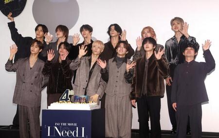 　舞台挨拶に登壇した（前列左から）後藤威尊、藤牧京介、木村柾哉、高塚大夢、尾崎匠海、榊原有佑監督（後列左から）池﨑理人、佐野雄大、許豊凡、西洸人、松田迅、田島将吾（撮影・石井剣太郎）