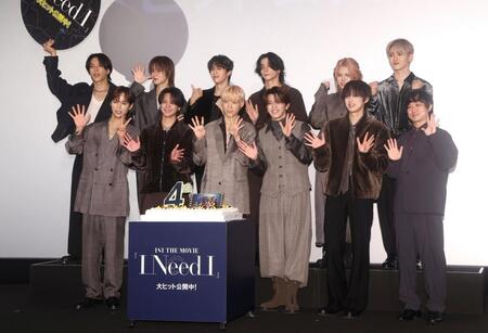 　舞台挨拶に登壇した（前列左から）後藤威尊、藤牧京介、木村柾哉、高塚大夢、尾崎匠海、榊原有佑監督（後列左から）池﨑理人、佐野雄大、許豊凡、西洸人、松田迅、田島将吾（撮影・石井剣太郎）