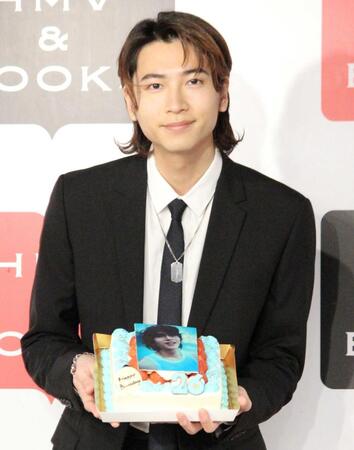 　誕生日ケーキで祝福された庄司浩平