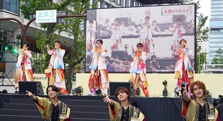 　御堂筋でパフォーマンスするＳＵＰＥＲ　ＥＩＧＨＴ（撮影・山口登）