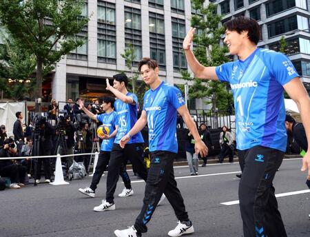 　御堂筋ランウェイに登場する大阪ブルテオン・西田有志（中央右）ら（撮影・山口登）