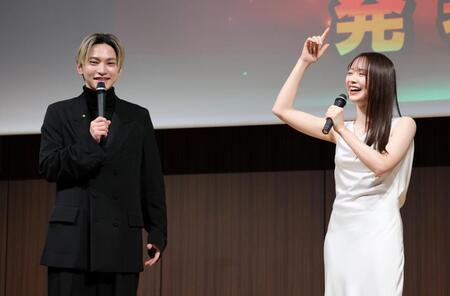 　笑顔でトークするＳＫＹ－ＨＩ（左）と森香澄（撮影・棚橋慶太）