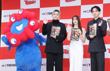 　手を振る（左から）ミャクミャク、ＳＫＹーＨＩ、森香澄、宮世琉弥（撮影・棚橋慶太）