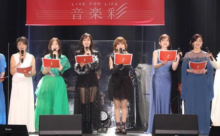 　「アメイジング・グレイス」を歌う（左から）香坂みゆき、森口博子、早見優、松本伊代、島田歌穂、酒井法子（撮影・西岡正）