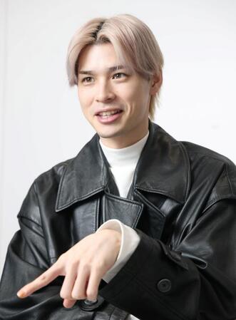 　取材に応じる青木瞭（撮影・石井剣太郎）