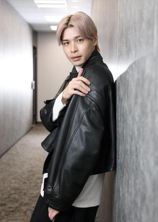 　ポーズを決める青木瞭（撮影・石井剣太郎）