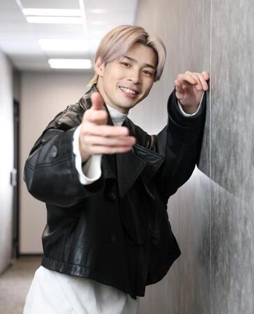 　ポーズを決める青木瞭（撮影・石井剣太郎）