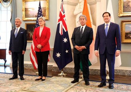 　協力枠組みクアッドの会合で、米国、オーストラリア、インドの外相と並ぶ岩屋毅外相（右から２人目）＝７月１日、ワシントン（ロイター＝共同）