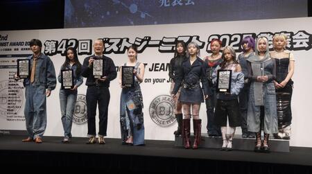 　発表会に参加した目黒蓮（左端）ら