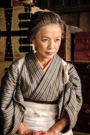 　産婆役で出演する榊原郁恵