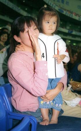 　スタンドで応援するダイエー・若田部健一の妻・佳代さんと娘・遥ちゃん＝２０００年撮影