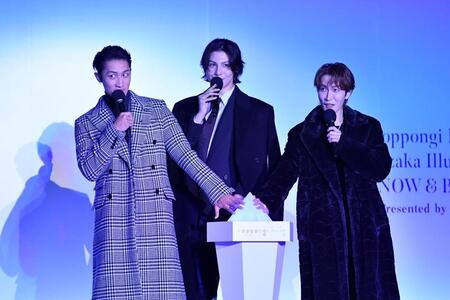 　点灯台に手をかざしけやき坂イルミネーションを点灯するＳｎｏｗ　Ｍａｎの（左から）岩本照、ラウール、渡辺翔太（撮影・開出牧）