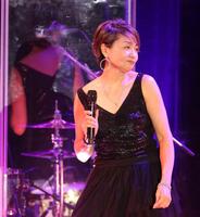 　歌い上げる香坂みゆき（撮影・西岡正）