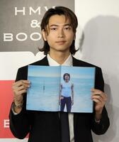 　お気に入りカットを見せる庄司浩平