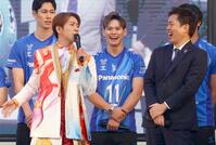 　吉村洋文大阪府知事（右）とトークするＳＵＰＥＲ　ＥＩＧＨＴ・村上信五（撮影・山口登）