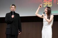 　笑顔でトークするＳＫＹ－ＨＩ（左）と森香澄（撮影・棚橋慶太）