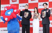 　手を振る（左から）ミャクミャク、ＳＫＹーＨＩ、森香澄、宮世琉弥（撮影・棚橋慶太）