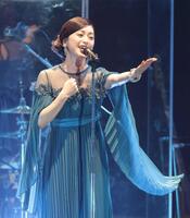 　「碧いうさぎ」を歌い上げる酒井法子（撮影・西岡正）