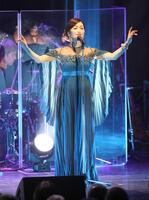 　「碧いうさぎ」を歌い上げる酒井法子（撮影・西岡正）