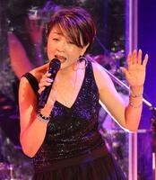 　本田美奈子さんの曲を歌う香坂みゆき（撮影・西岡正）