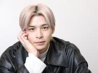 　ポーズを決める青木瞭（撮影・石井剣太郎）