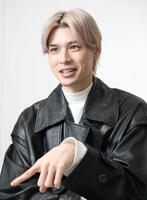 　取材に応じる青木瞭（撮影・石井剣太郎）