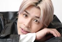 　ポーズを決める青木瞭（撮影・石井剣太郎）