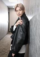 　ポーズを決める青木瞭（撮影・石井剣太郎）