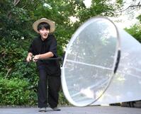 　網振りを披露する牧田習（撮影・堀内翔）