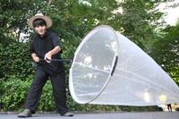 　網振りを披露する牧田習（撮影・堀内翔）