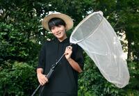 　昆虫採集用の網を手にする牧田習（撮影・堀内翔）