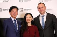 　発表会に出席した（左から）講談社代表取締役社長の野間省伸氏、クロエ・ジャオ氏、ニコラス・ゴンダ氏