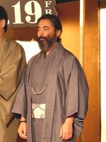 　撮影に応じる山田孝之