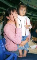 　スタンドで応援するダイエー・若田部健一の妻・佳代さんと娘・遥ちゃん＝２０００年撮影