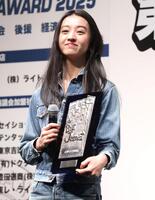 　発表式に登場したＫōｋｉ，（撮影・石井剣太郎）