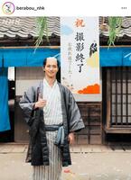 　役者魂が伝わるクランクアップ時の蔦重。大河ドラマ「べらぼう～蔦重栄華乃夢噺～」のインスタグラム＠ｂｅｒａｂｏｕ＿ｎｈｋより