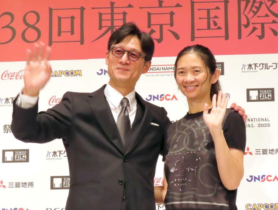 　李相日監督（左）とクロエ・ジャオ監督