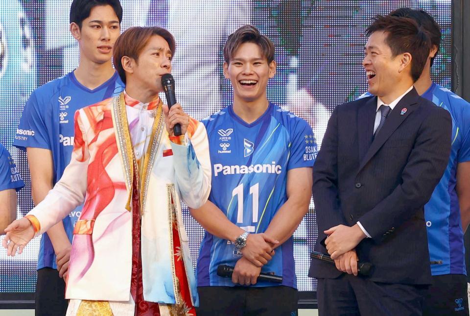 　吉村洋文大阪府知事（右）とトークするＳＵＰＥＲ　ＥＩＧＨＴ・村上信五（撮影・山口登）