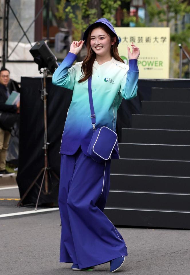 　ランウェイに登場するゆうちゃみ（撮影・山口登）