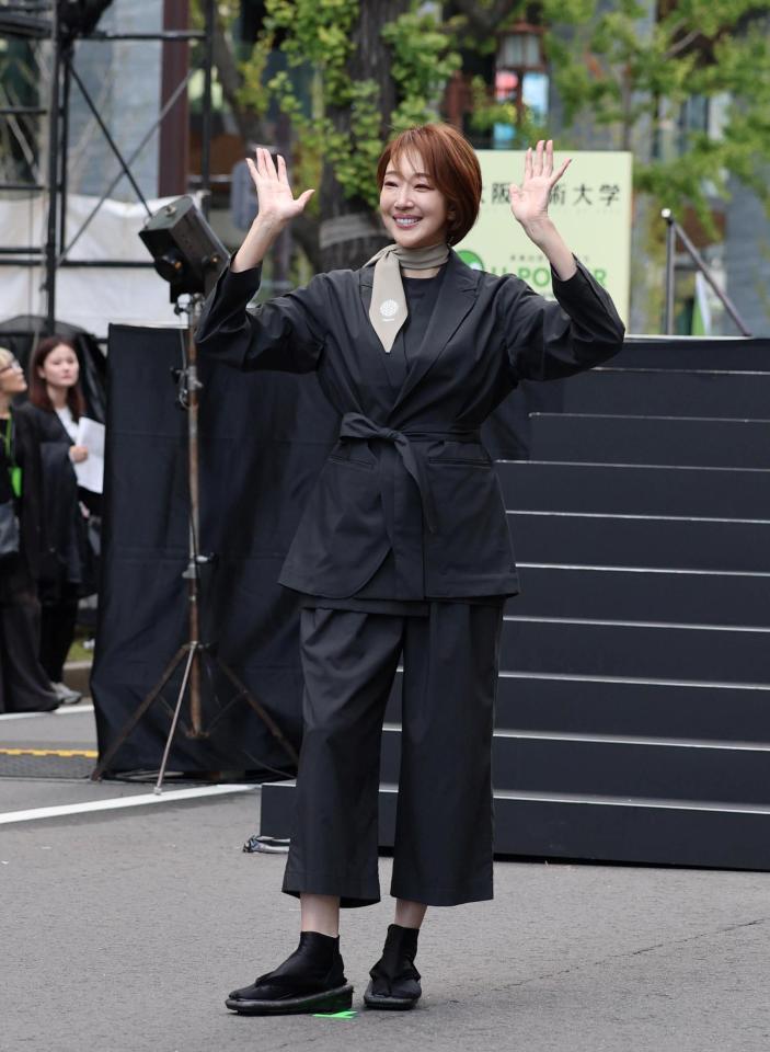 　ランウェイに登場する紅ゆずる（撮影・山口登）