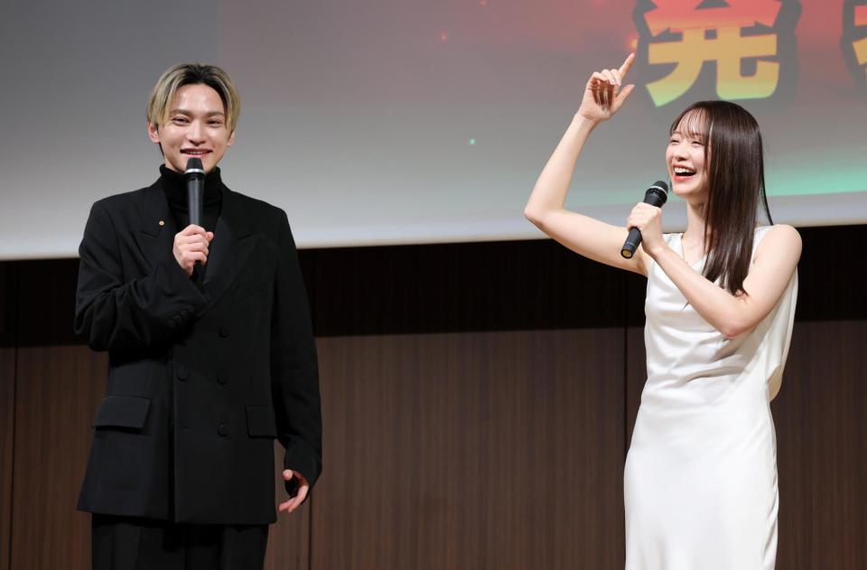 　笑顔でトークするＳＫＹ－ＨＩ（左）と森香澄（撮影・棚橋慶太）