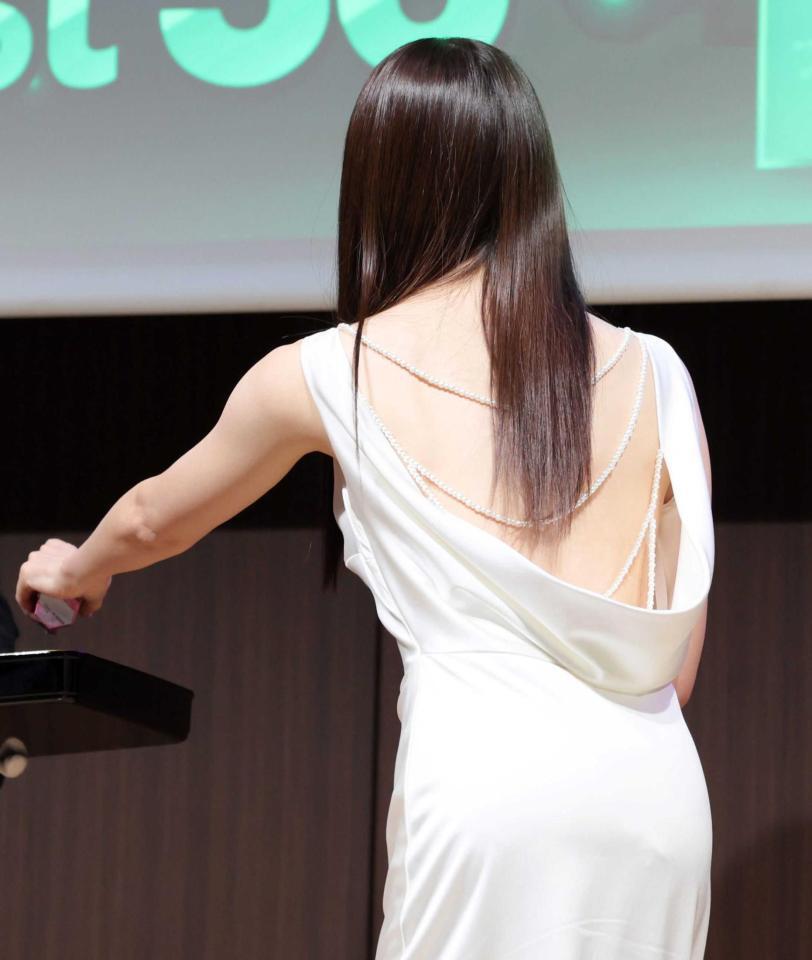　背中が開いたドレスで登場した森香澄（撮影・棚橋慶太）
