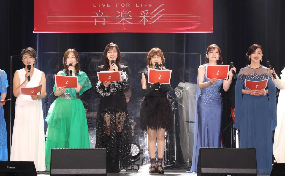 　「アメイジング・グレイス」を歌う（左から）香坂みゆき、森口博子、早見優、松本伊代、島田歌穂、酒井法子（撮影・西岡正）