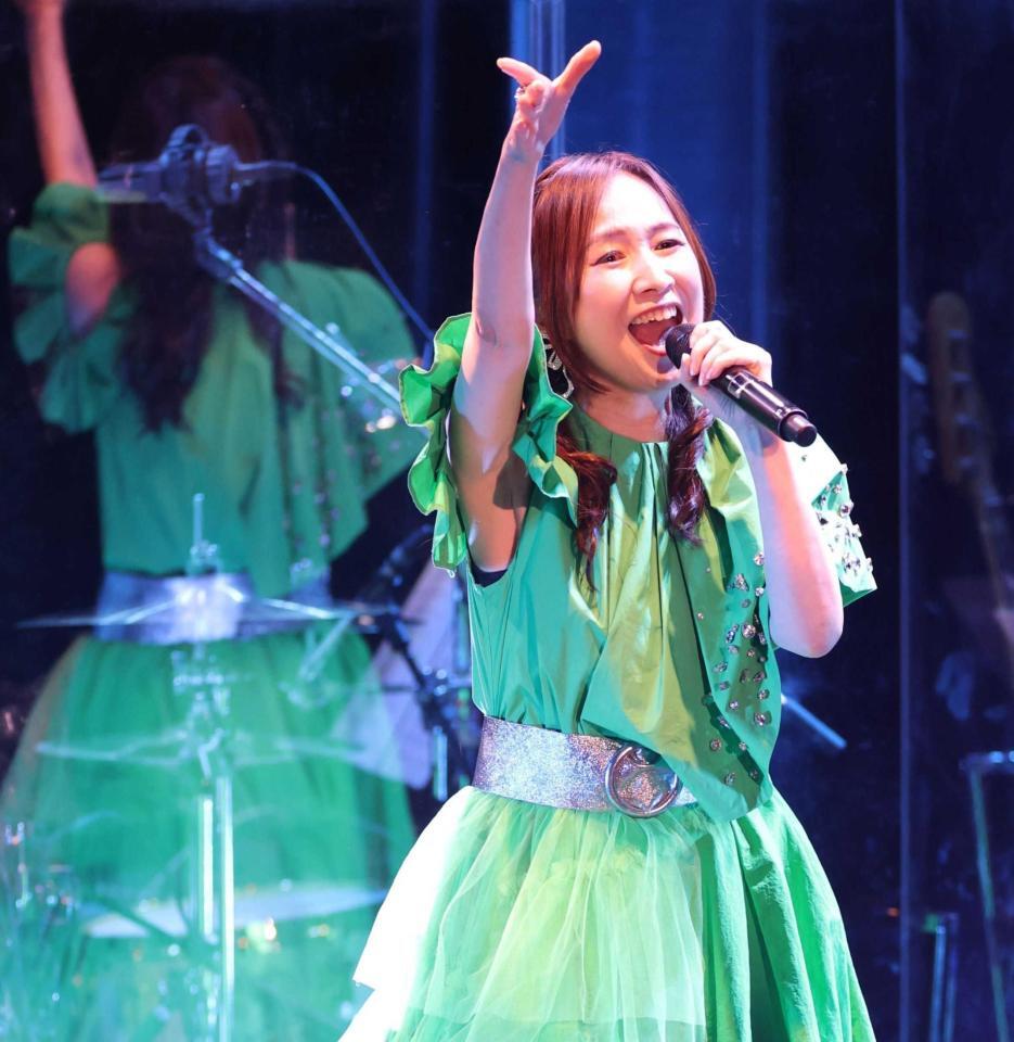 　バラードを熱唱する森口博子（撮影・西岡正）